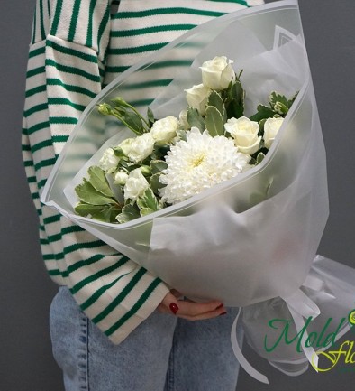 Bouquet with white chrysanthemums and white roses ''Autumn Breeze'' photo 394x433